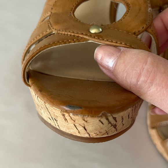 GUESS Tan Leather Wedge Cork Sandals Heels size 7.5 Bohemian Hippie 70’s - Picture 8 of 10